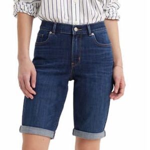 NWT. Levi's Ladies' Bermuda Short. Size 27.